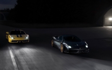 Желтая и черная Феррари Италия, Ferrari 458 Italia Novitec Rosso, ночь, улица, трасса, фары, свет, фото Феррари